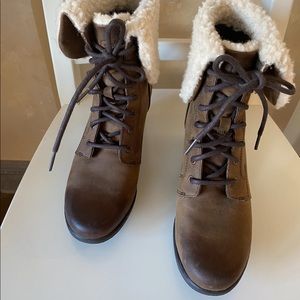 Ugg Zea waterproof suede ,shearling lined bootie. Size 8. Worn once . Brown